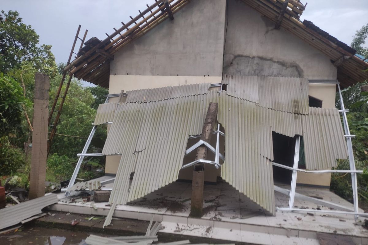 Puluhan rumah rusak diterjang angin kencang di Jember