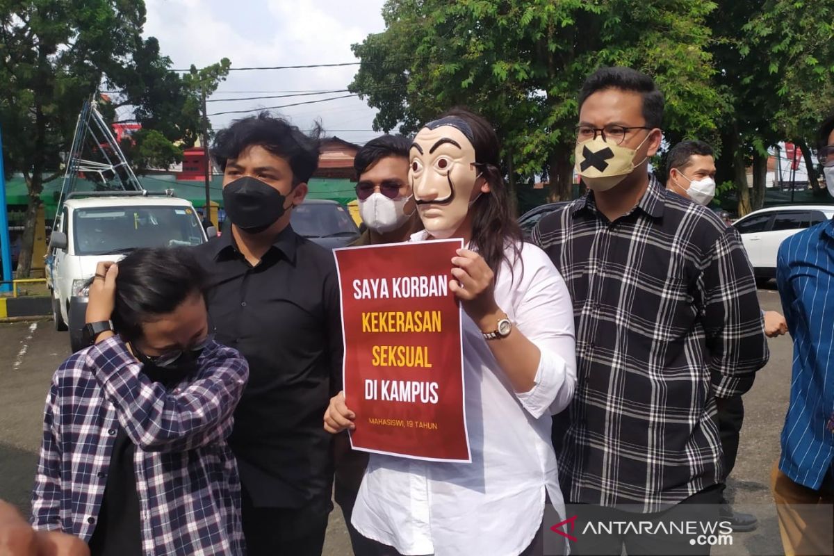 Kunjungi Unpad, Nadiem Makarim disambut aksi korban kekerasan seksual