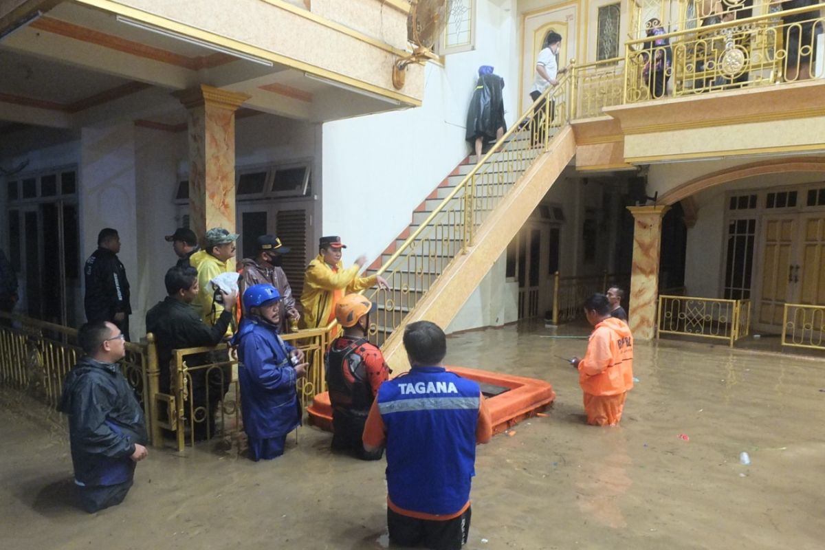 Rumah Bupati Jember terendam banjir akibat luapan Sungai Kalijompo