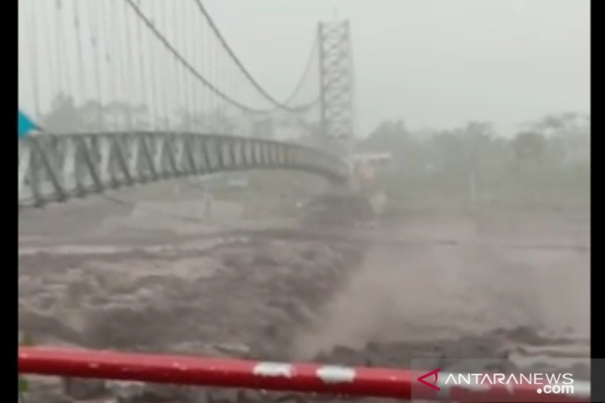 Debit banjir lahar dingin Gunung Semeru meningkat setelah hujan deras