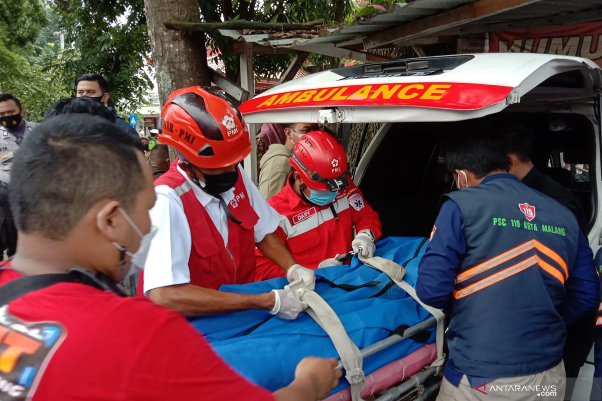 Seorang warga Malang tewas terserempet kereta saat menyeberangi rel