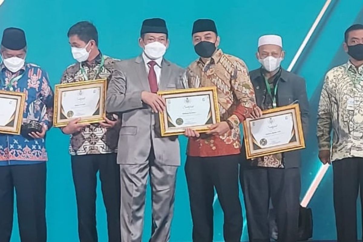 Peduli zakat, Wali Kota Surabaya terima penghargaan Baznas Award 2022