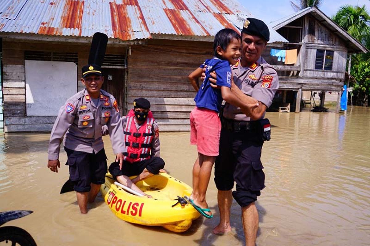 Polisi evakuasi anak-anak korban banjir gunakan perahu