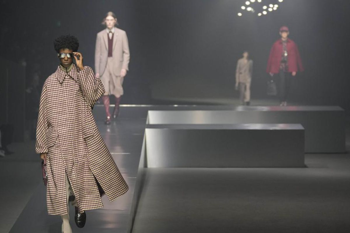 Fendi tampilkan siluet feminin di Milan  Men's Fashion Week