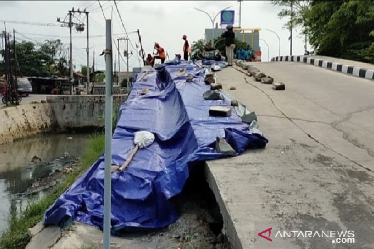 Pemkab Karawang minta kontraktor perbaiki jembatan baru yang ambles