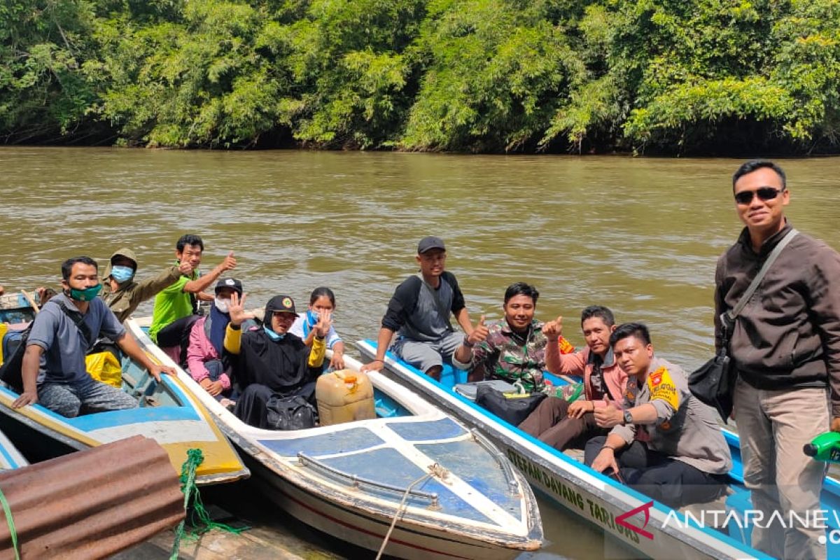 Muspika Hulu Sungai di Ketapang susuri riam demi percepat vaksinasi di pedalaman