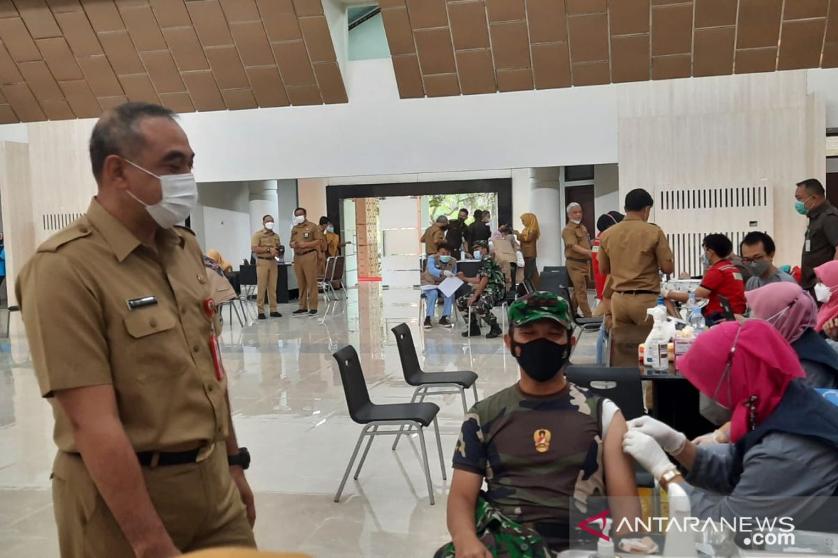 Bupati Tangerang Ahmed Zaki Iskandar mendapat suntikan vaksin COVID-19 dosis ketiga