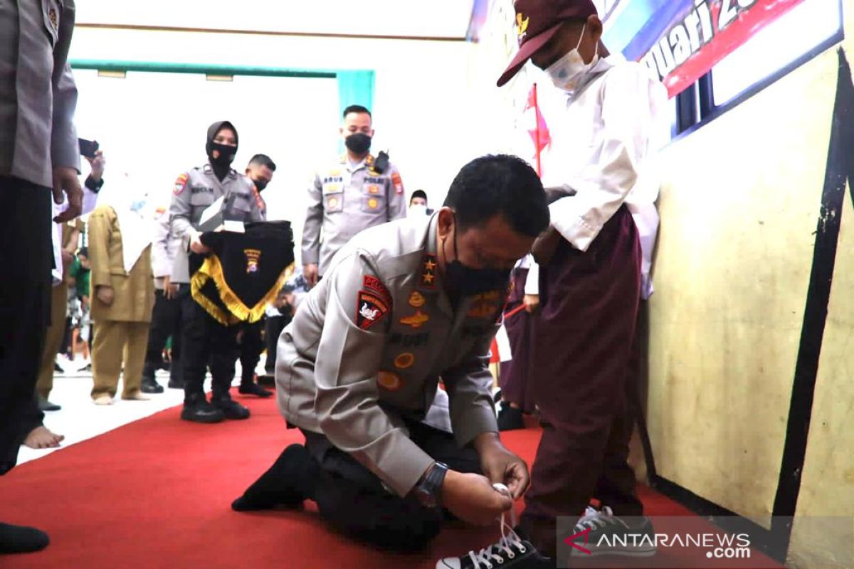 Kapolda Banten bagikan perlengkapan sekolah dan sepatu pada murid SDN Ujung Tebu 3