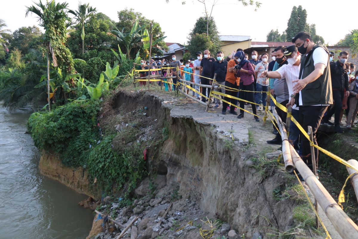 Wali Kota Medan instruksikan  perbaikan jalan di pinggir Sungai Denai