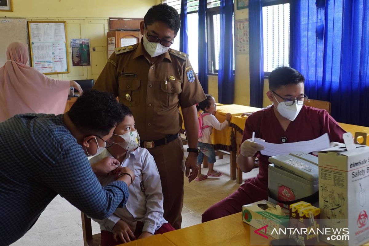 Wabup HSS harapkan sekolah berikan informasi manfaat vaksinasi anak