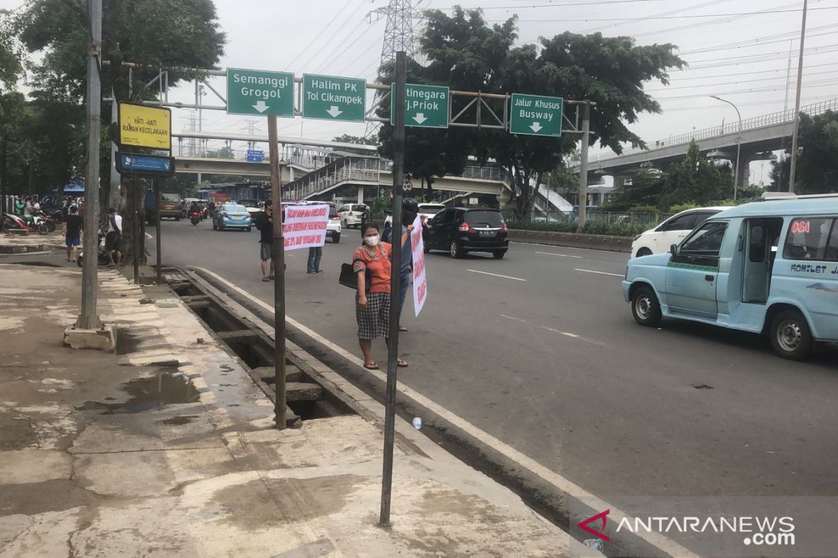 Pemkot Jaktim gandeng swasta untuk menata trotoar di depan RSU UKI