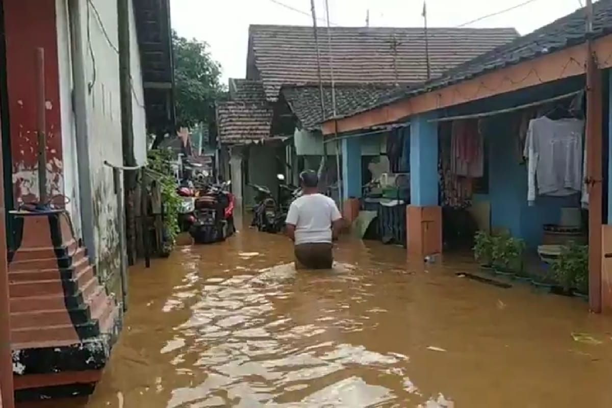 Rivers breach cause floods in Pasuruan villages