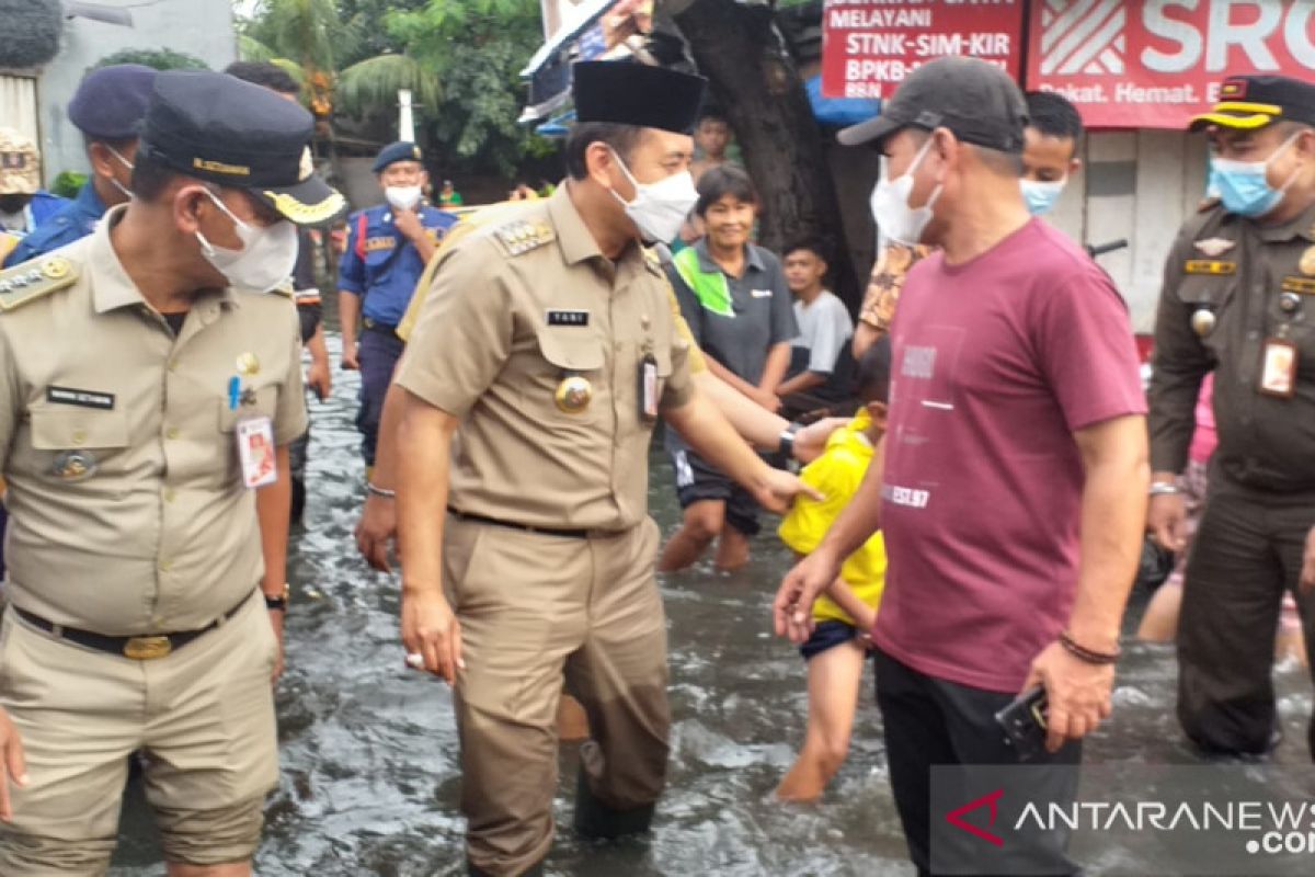 Flooding forces 815 West Jakarta residents to leave home: BPBD