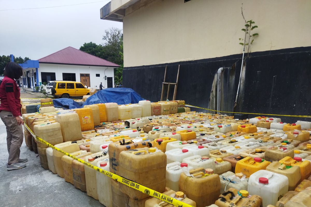 Polisi gagalkan rencana penyelundupan  9,1 ton minyak tanah di Labuan Bajo