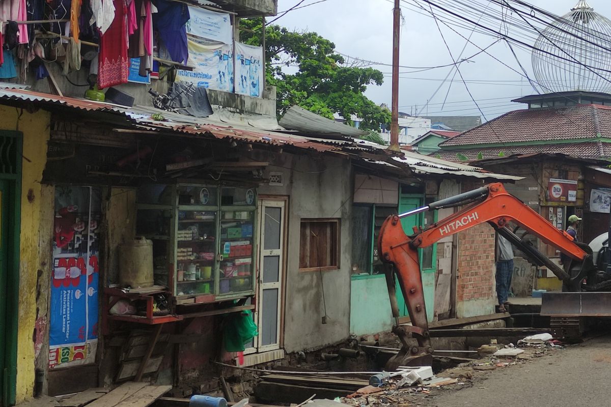 PUPR Palembang bongkar  bangunan liar di aliran drainase