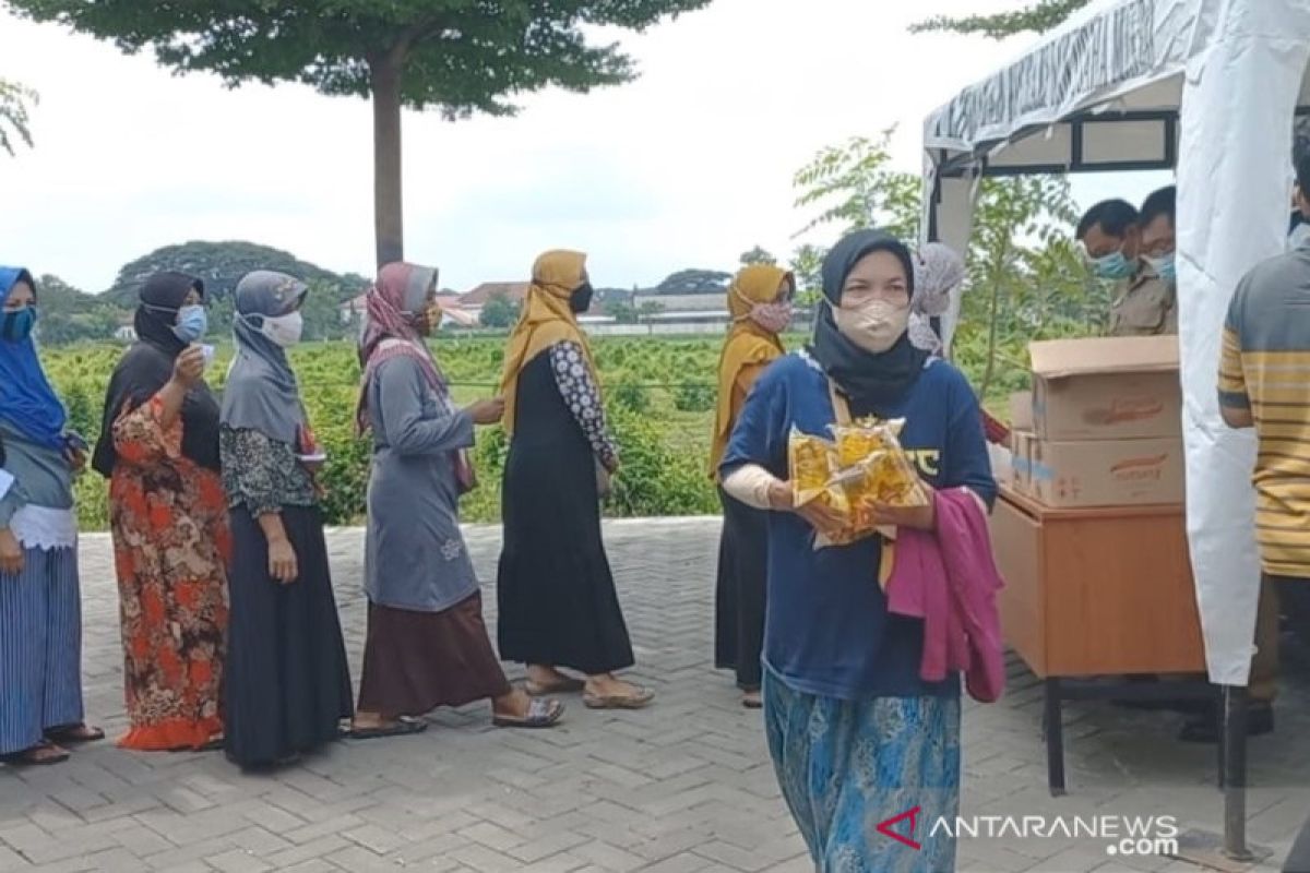 Sidoarjo jaga harga minyak goreng dengan  operasi pasar