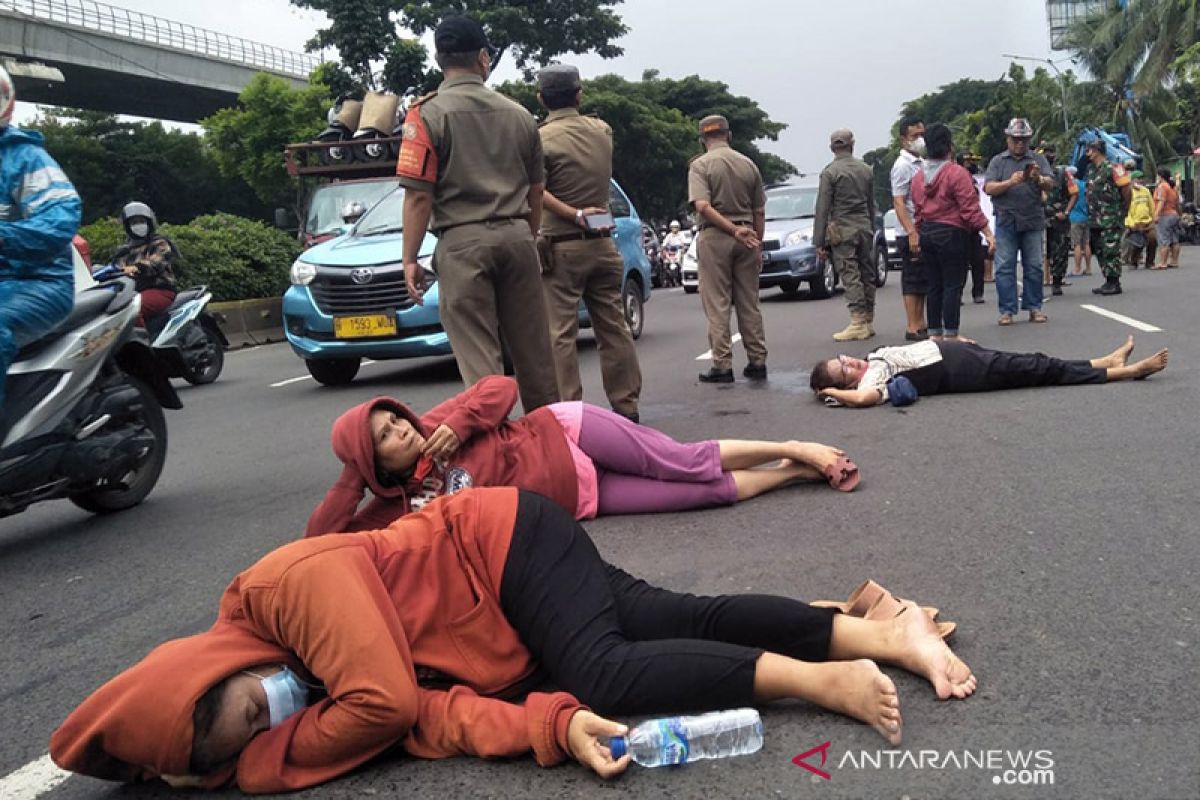 Tiduran di jalan, PKL protes penertiban di depan RSU UKI