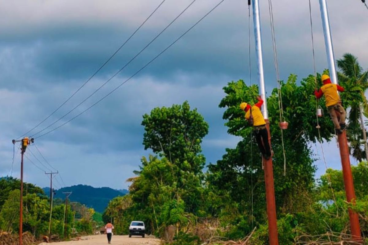 PLN alirkan listrik ke 2.222 KK di pelosok Sumba Timur