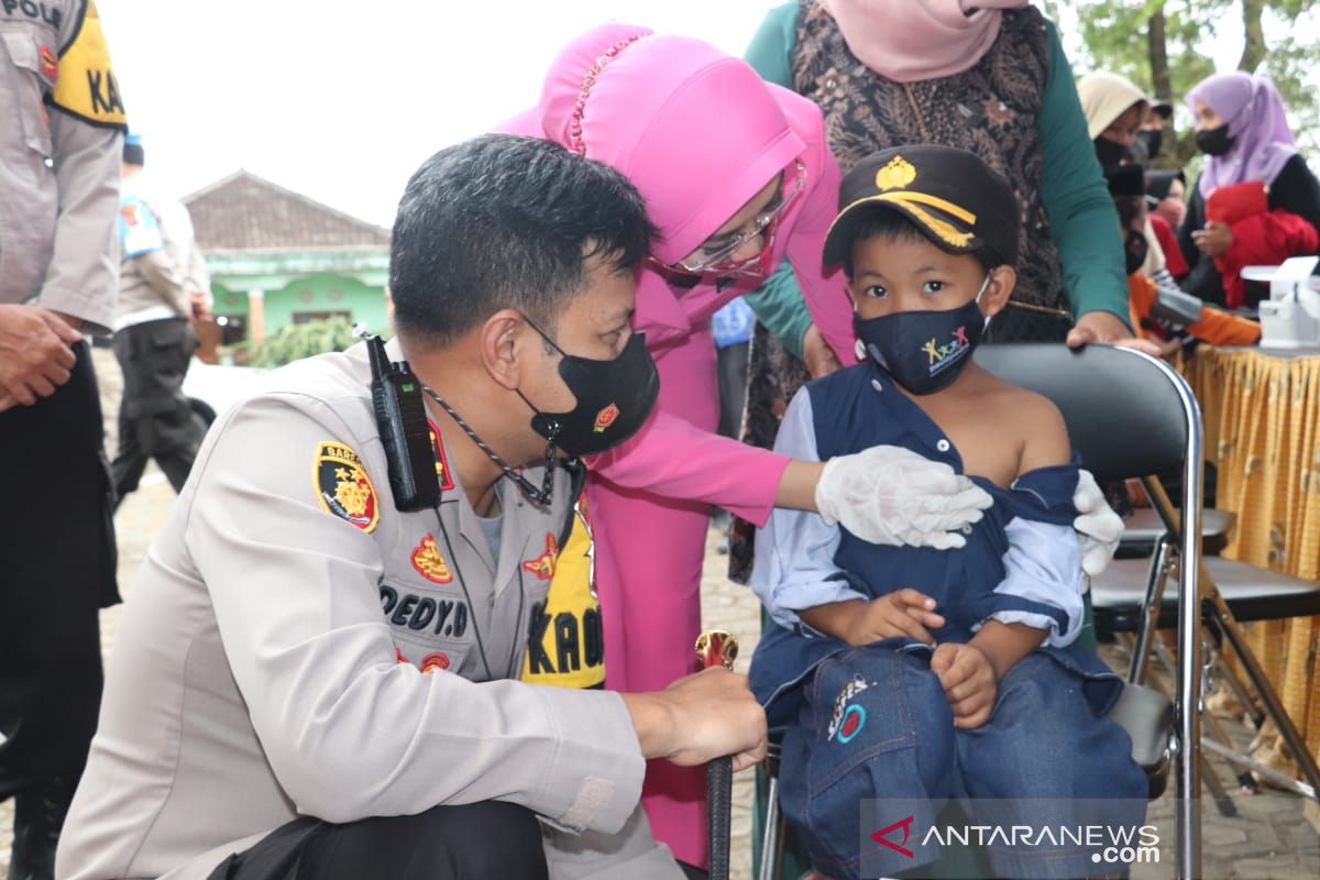 Hibur anak saat divaksin, Polres Sukabumi sediakan hadiah hingga badut