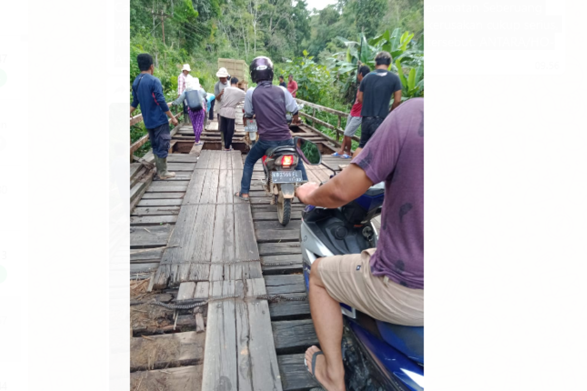 Jembatan kayu di jalan provinsi daerah Seberuang Kapuas Hulu nyaris roboh