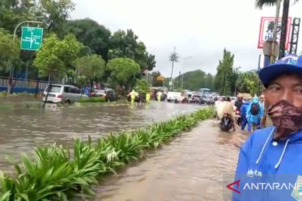 Kawasan Tanjung Duren banjir pasca hujan deras di Jakbar