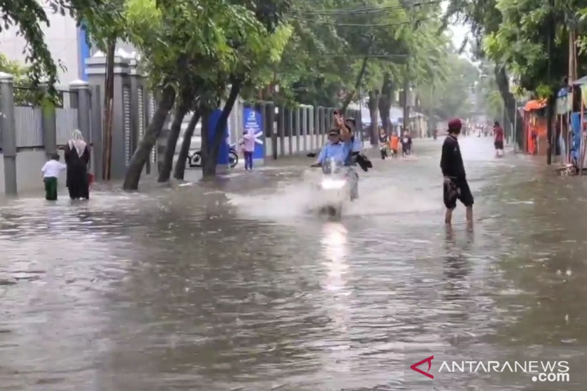 Banjir rendam Pisangan Timur Jaktim akibat hujan deras