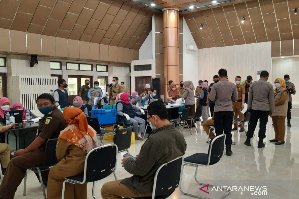 Pemkab Tangerang gelar vaksin penguat perdana untuk pelayan publik