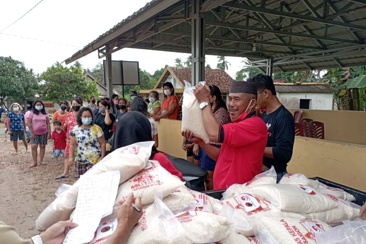 Ketua DPRD Bangka bagikan beras program Rudi Center (Video)