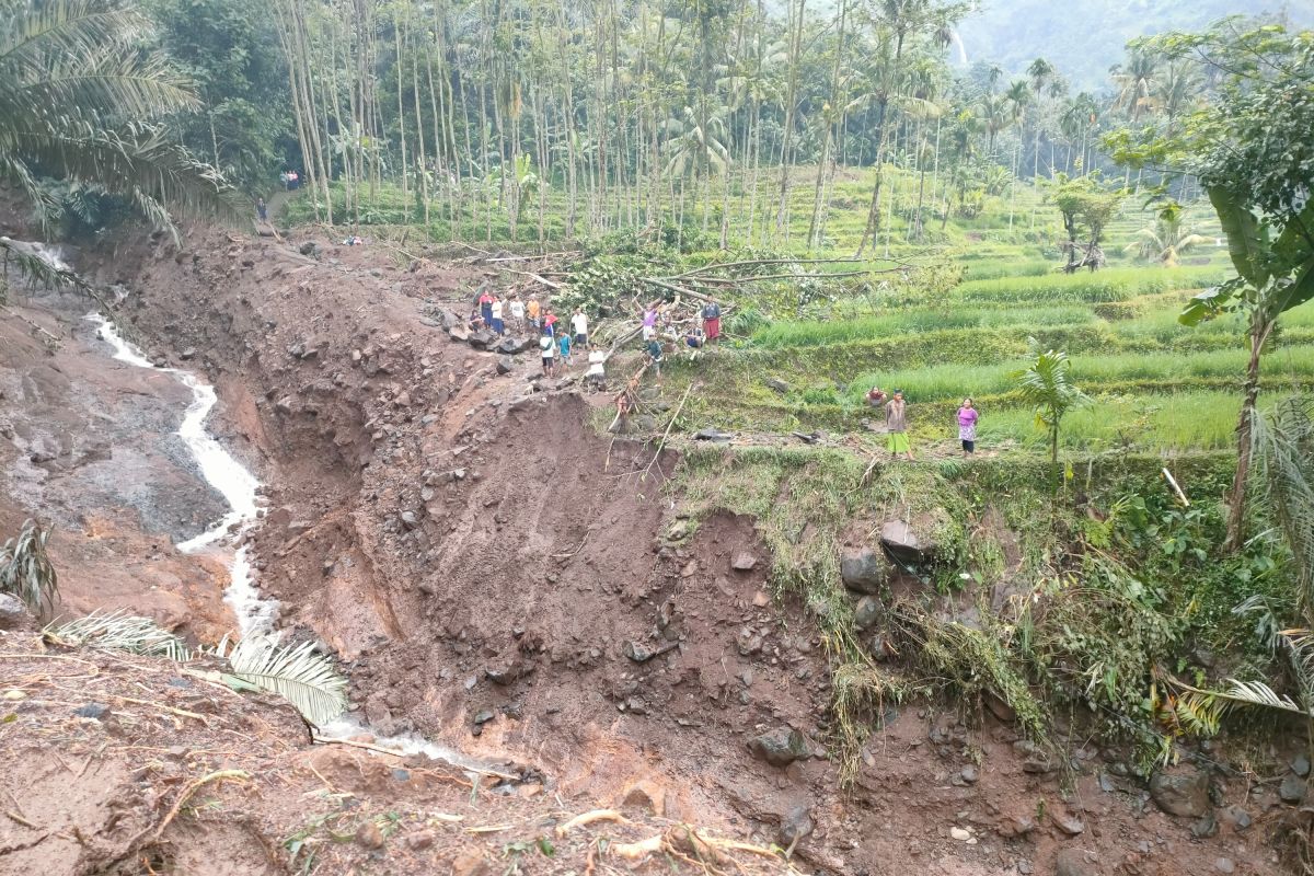 One dead in flooding, landslide in Probolinggo, East Java