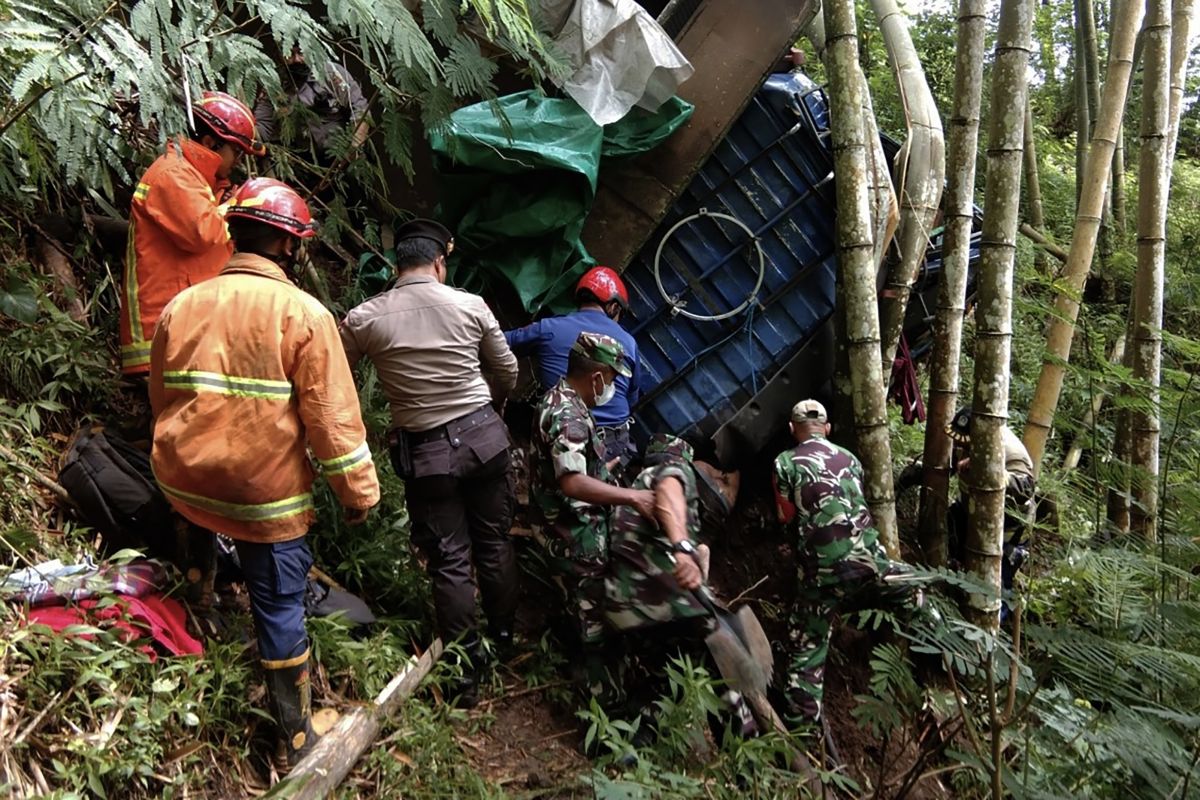 Satu orang tewas dalam kecelakaan truk masuk jurang di Kota Batu