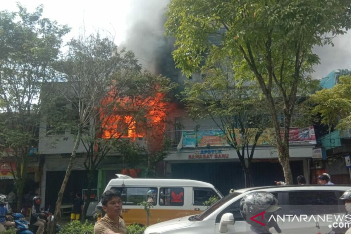 Kebakaran di Margasari, warung bakso di ruko luluh lantak