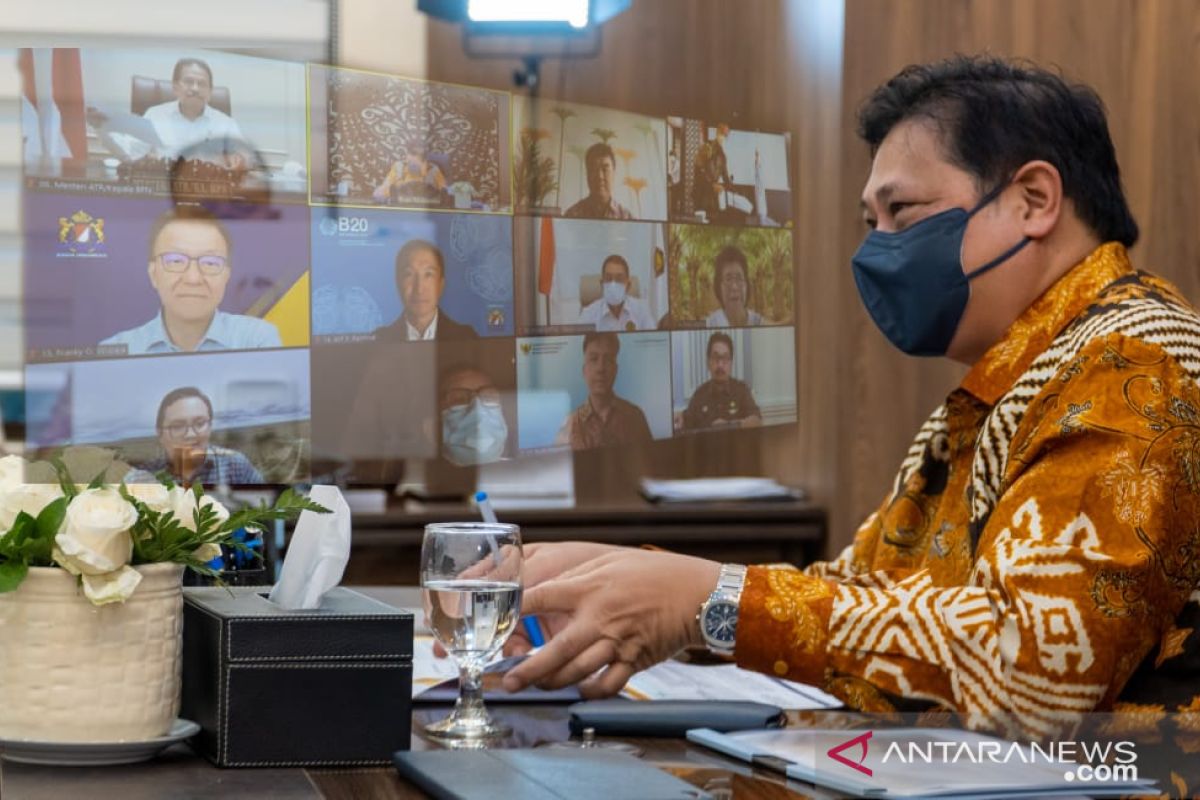 Airlangga: Harga minyak goreng Rp14 ribu per liter mulai berlaku besok