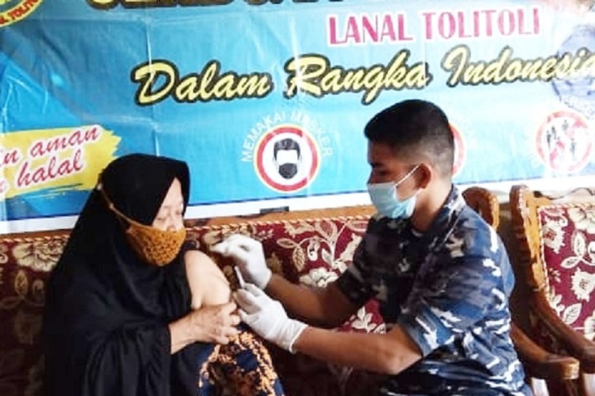 Lanal Tolitoli laksanakan "Serbuan Vaksinasi Maritim" di Kinopasan