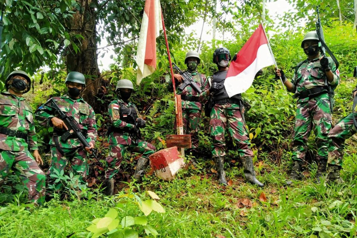 Personel Marinir patroli patok perbatasan di Pulau Sebatik