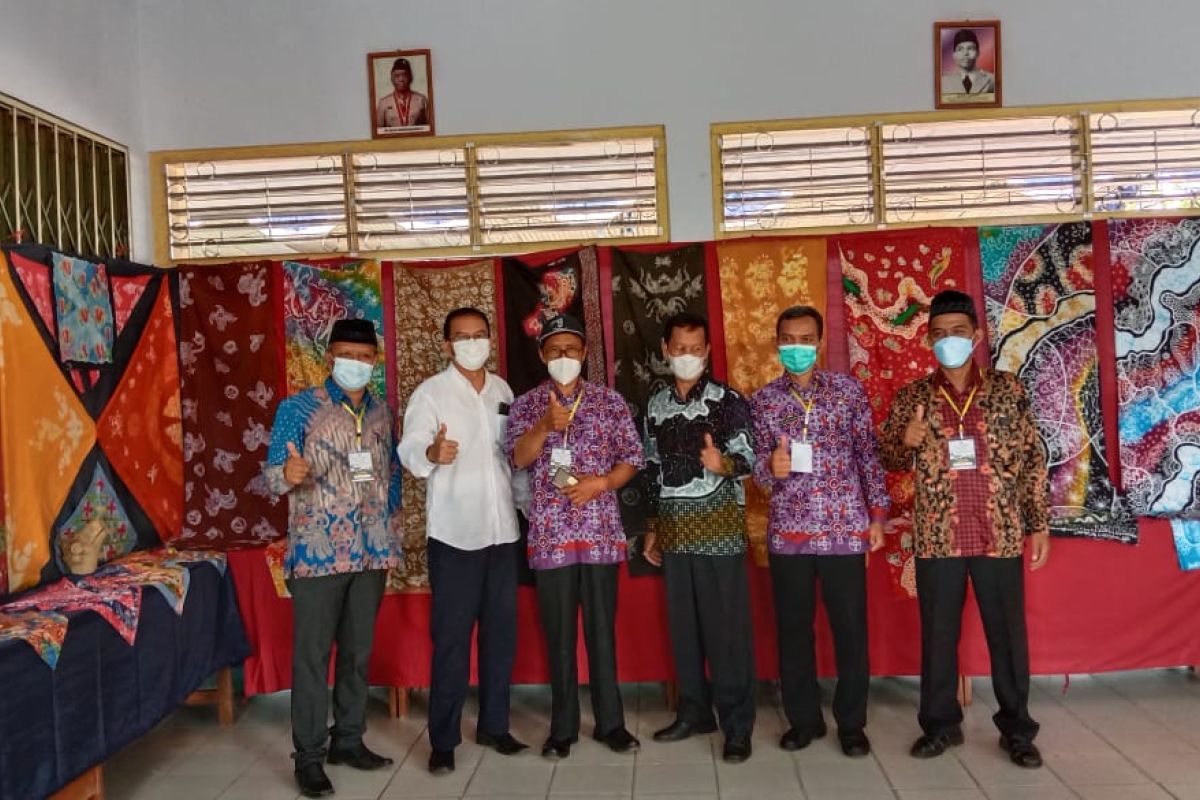 Bakti Alumni SMPN 3 Samigaluh gelar pameran-demo batik karya siswa
