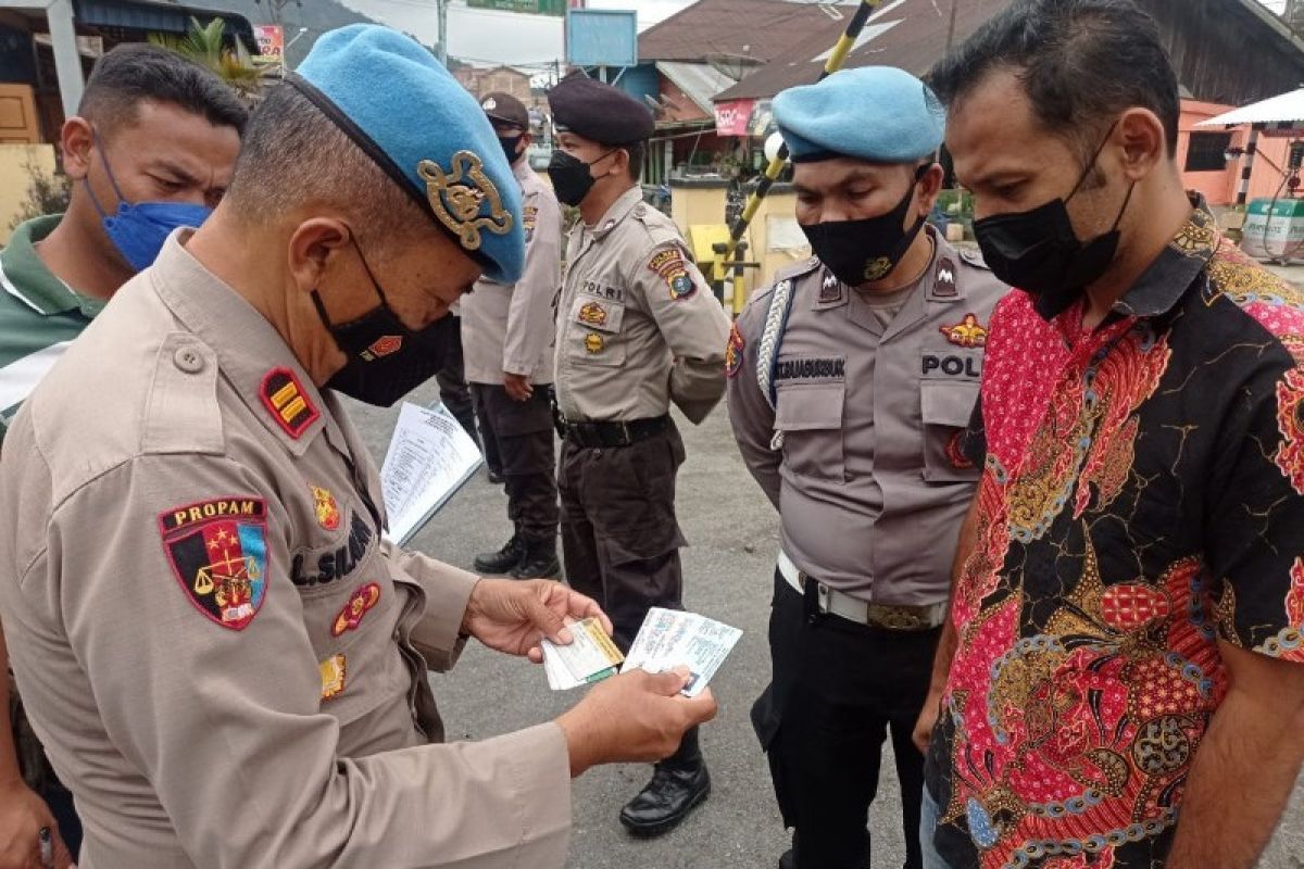 Polres Simalungun tes urine personel secara acak dan mendadak