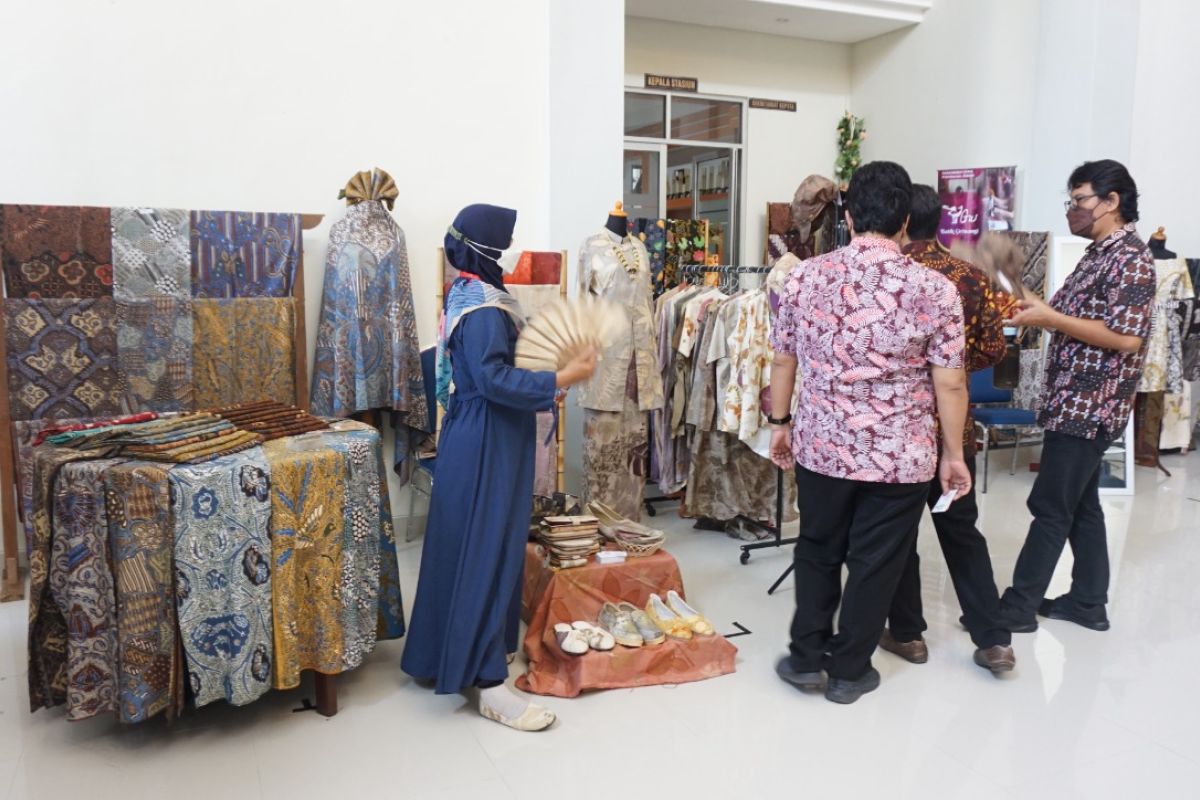 TVRI Yogyakarta mengadakan Pameran Batik dan Tenun Nusantara