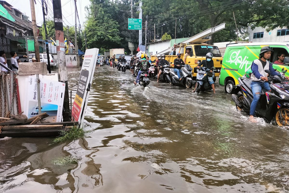 Jalan Kamal Raya Jakbar masih tergenang pasca hujan deras dini hari