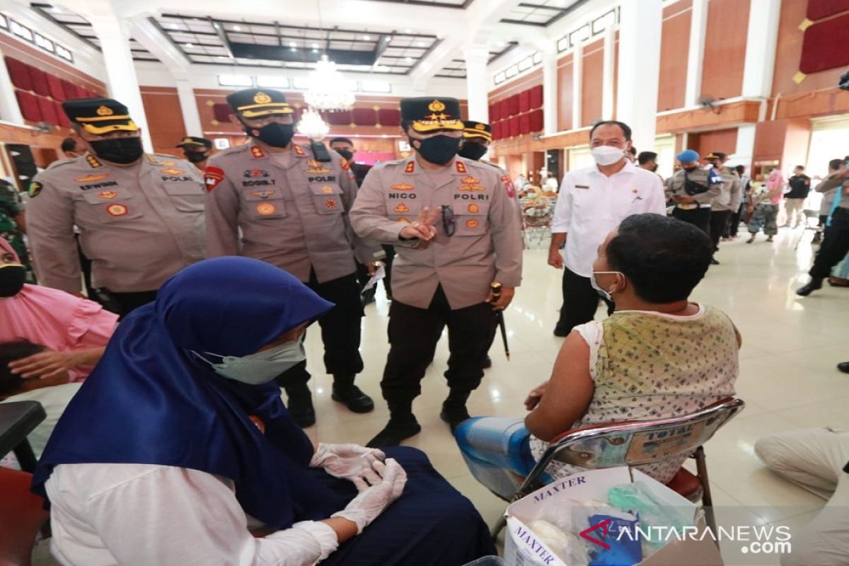 Kapolda Jatim tinjau  vaksinasi berhadiah di Pamekasan