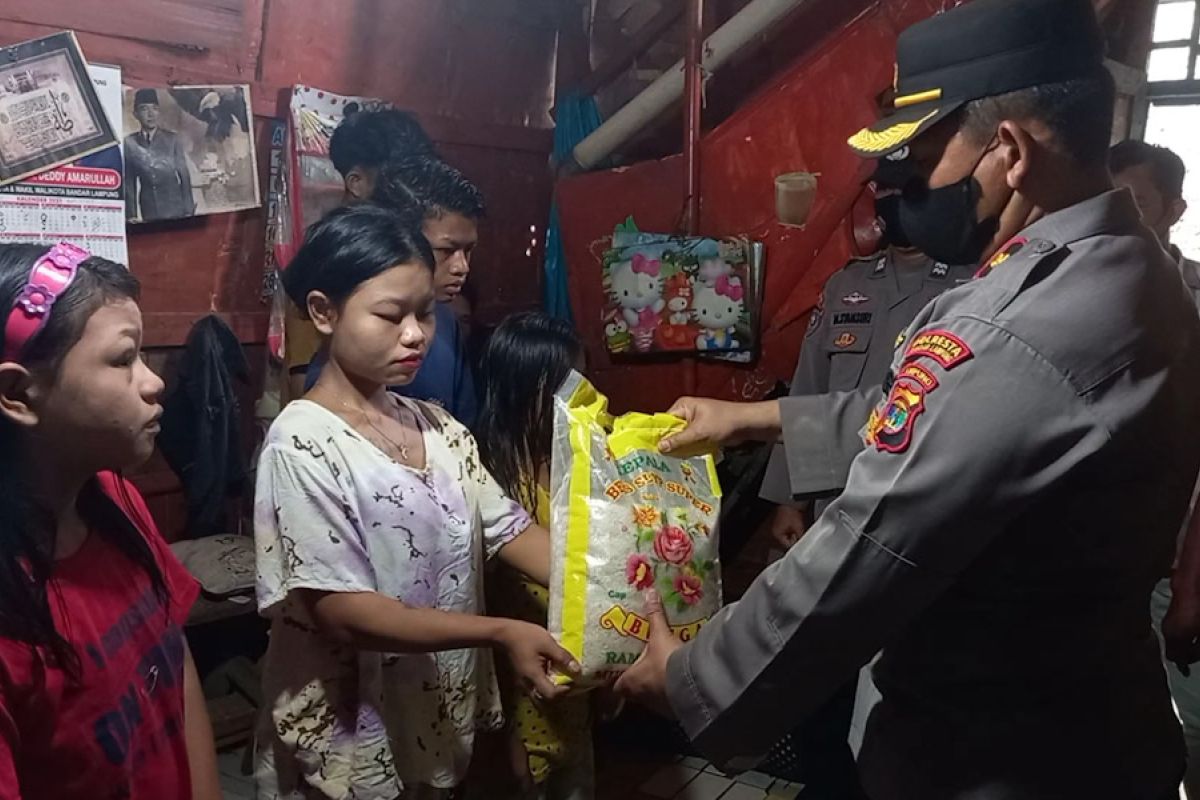 Polisi berikan bantuan kepada anak-anak tersangka pencurian potongan besi 3 meter