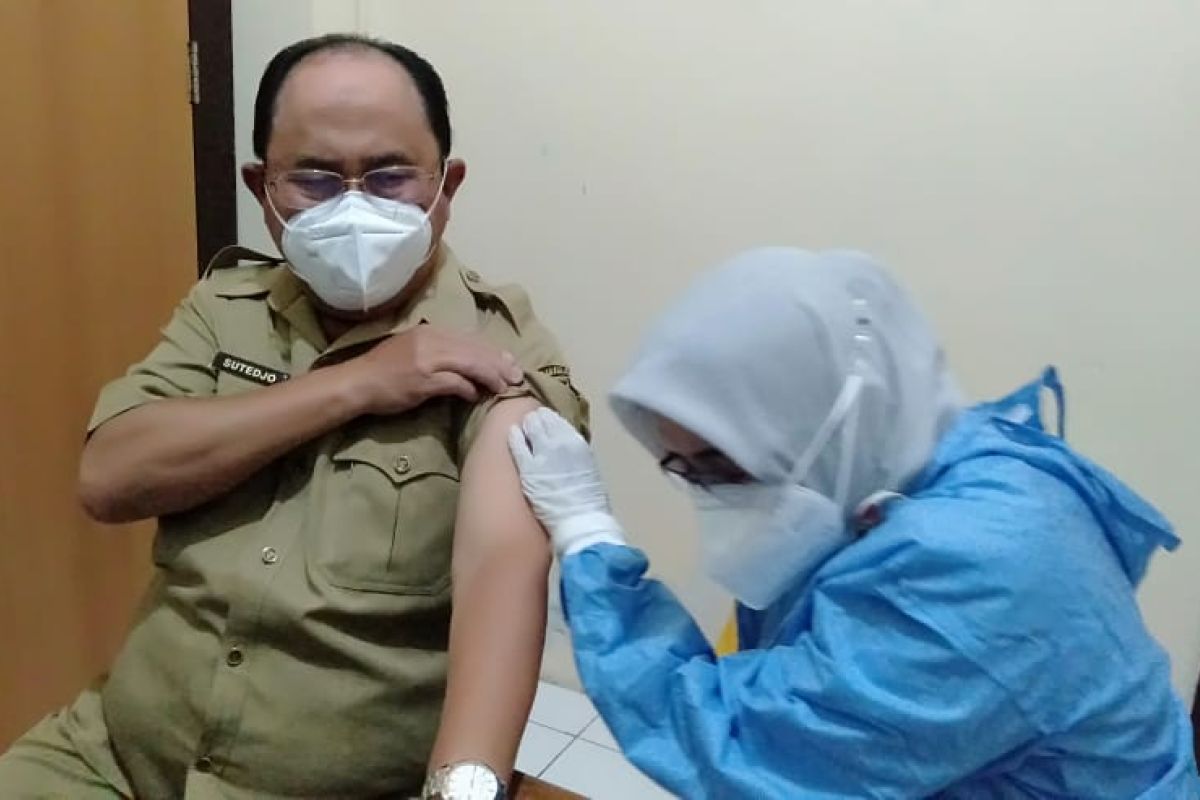 Bupati Kulon Progo mengimbau masyarakat memanfaatkan vaksinasi penguat