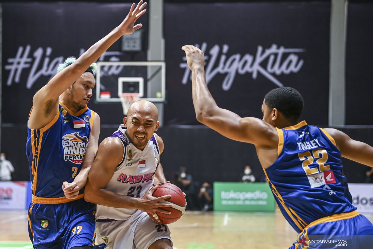 IBL 2022: Satria Muda menang telak atas Rans PIK Basketball