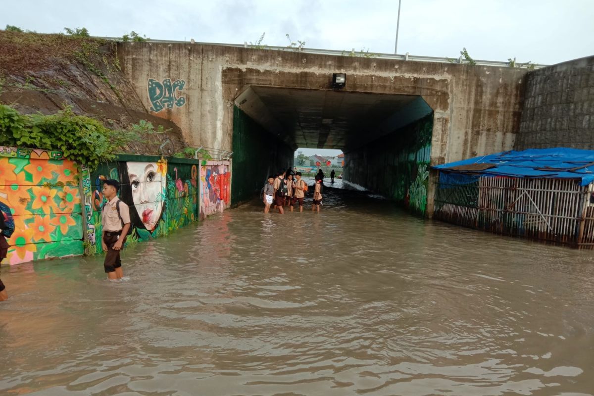 Banjir di wilayah Benda Tangerang ganggu aktifitas ekonomi warga