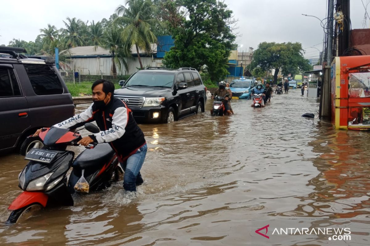 Genangan meluas hingga ke jalan raya di Kecamatan Benda