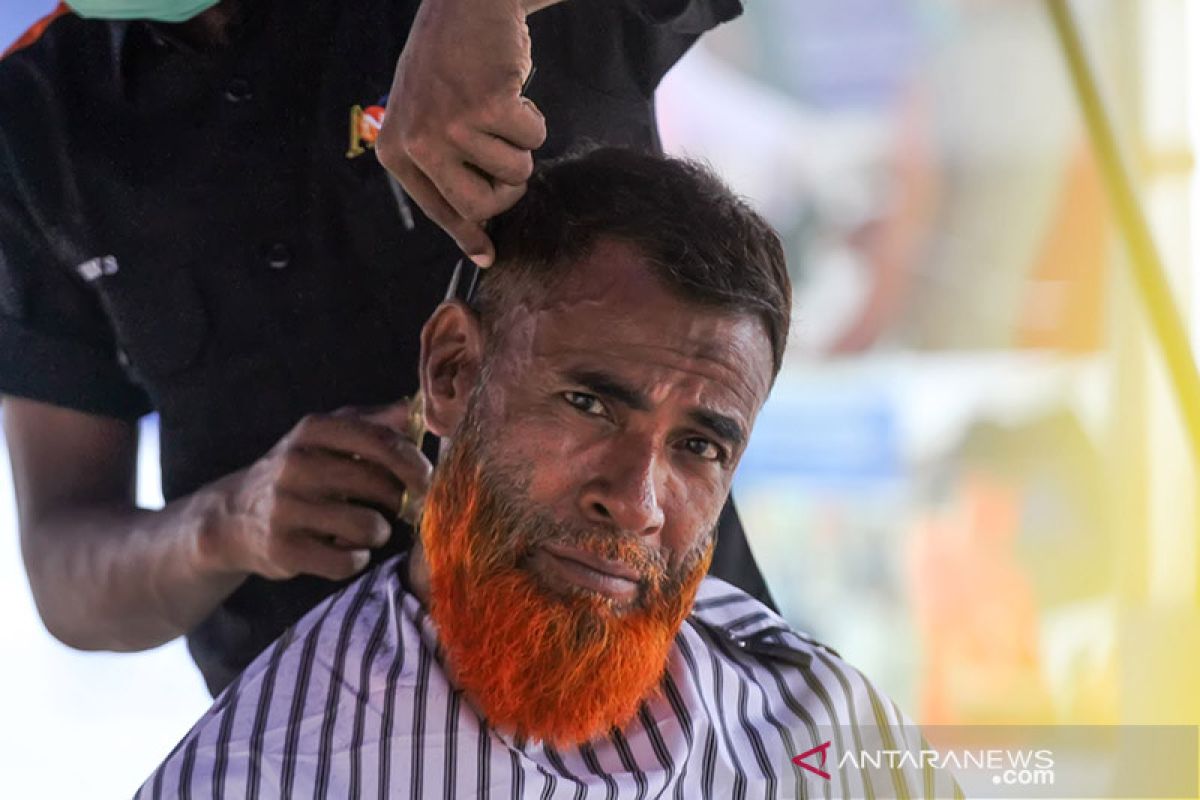 Potong rambut pengungsi etnis Rohingya