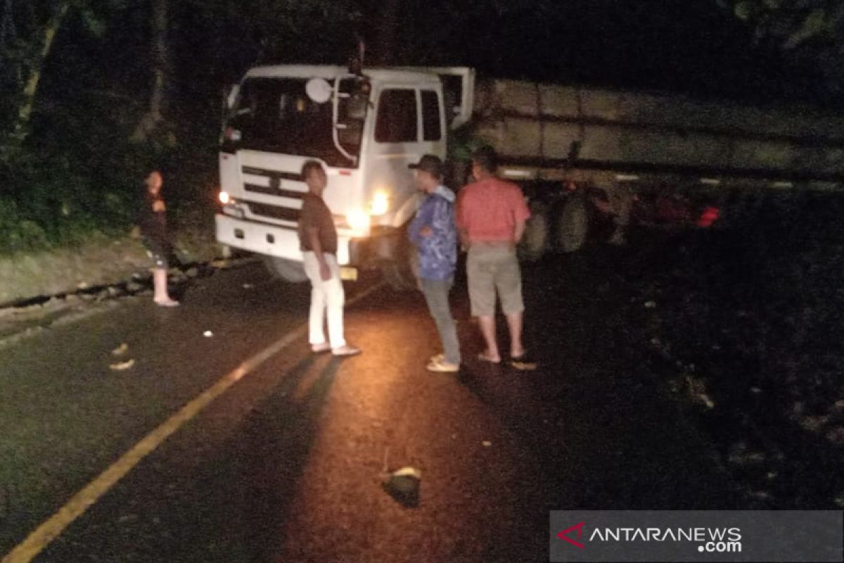 Truk terperosok, Jalan lintas Bengkulu - Kepahiang gunakan sistem buka tutup