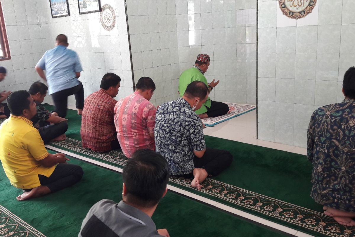 Wakil Bupati Langkat menjadi Imam Sholat Zuhur Berjamaah