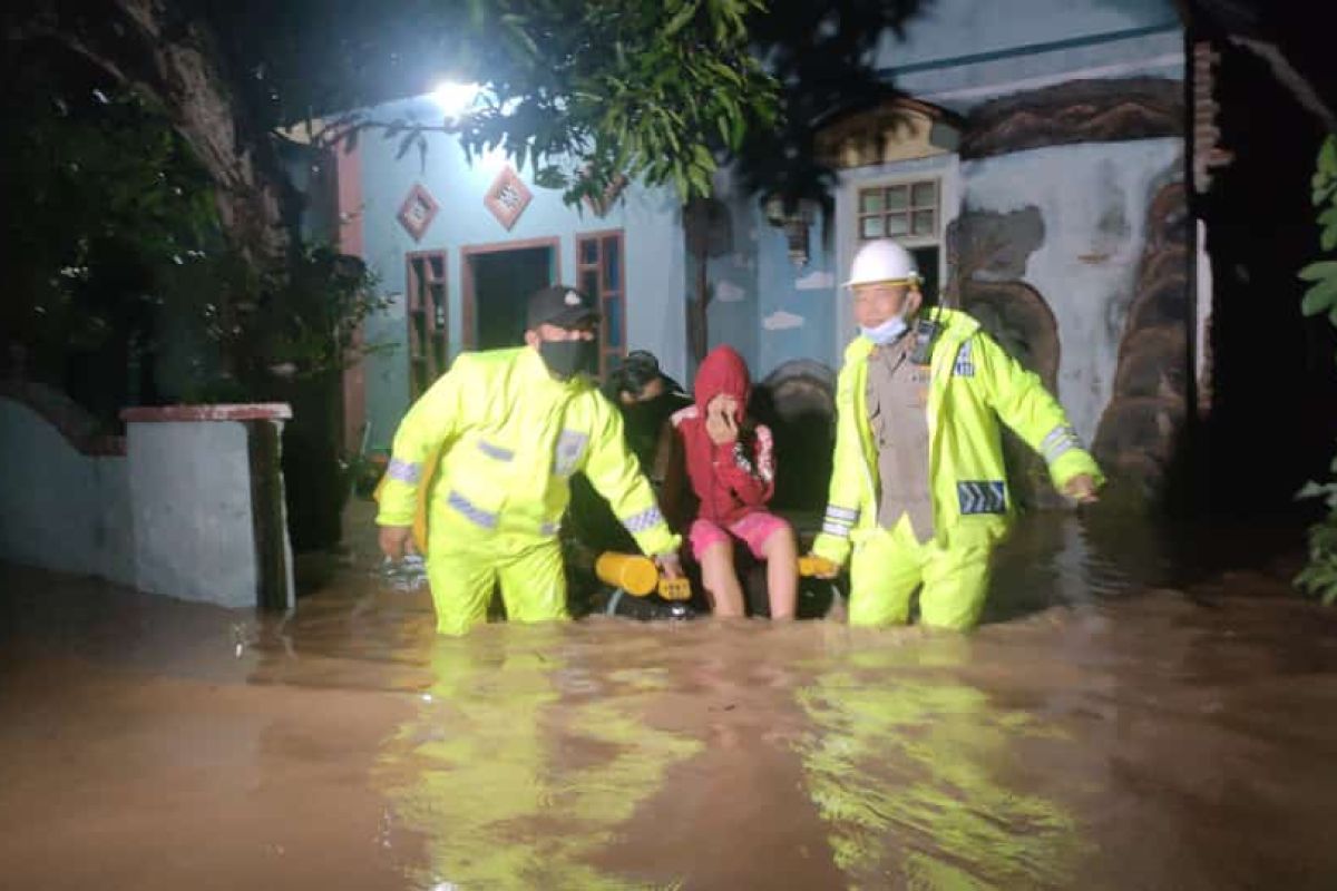 Petugas BPBD Kediri evakuasi warga terdampak banjir di Desa Gambyok