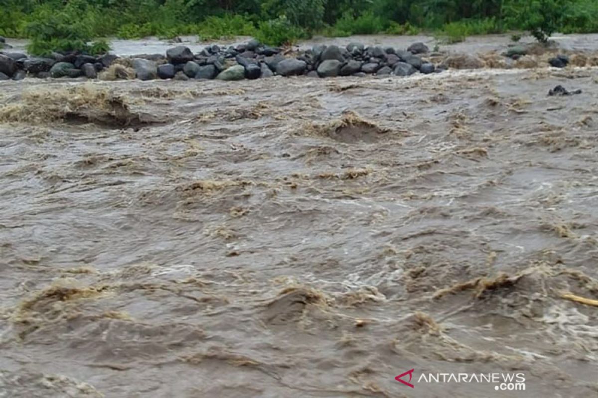 Puluhan pipa air bersih PDAM Ende terbawa arus banjir