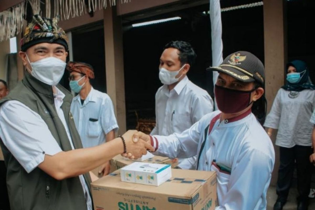 Pelaku pariwisata di Lombok Timur menerima hand sanitizer dan thermogun